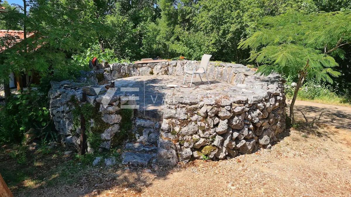 UNICA CASA IN PIETRA RISTRUTTURATA IMMERSA NELLA NATURA