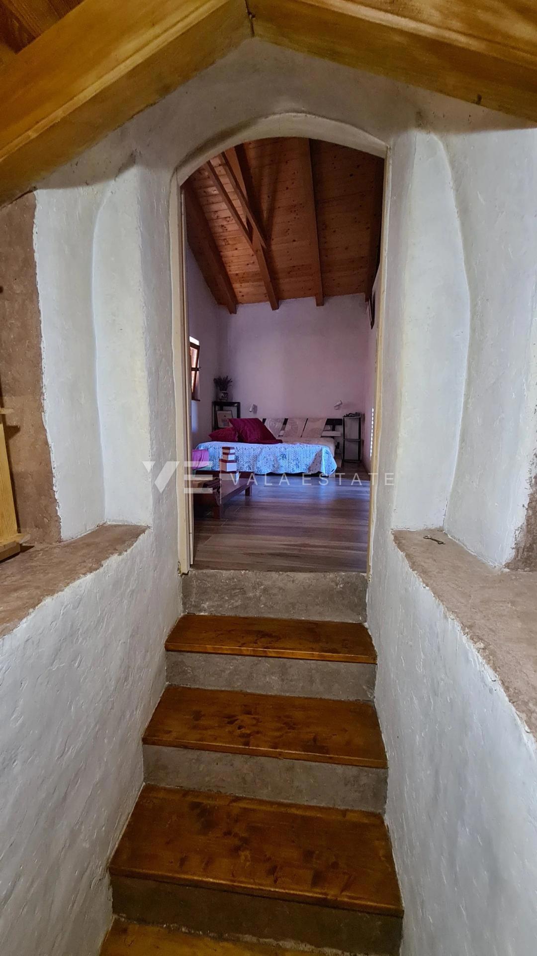 UNICA CASA IN PIETRA RISTRUTTURATA IMMERSA NELLA NATURA