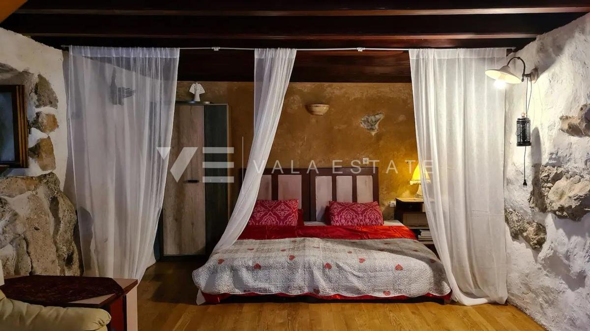 UNICA CASA IN PIETRA RISTRUTTURATA IMMERSA NELLA NATURA