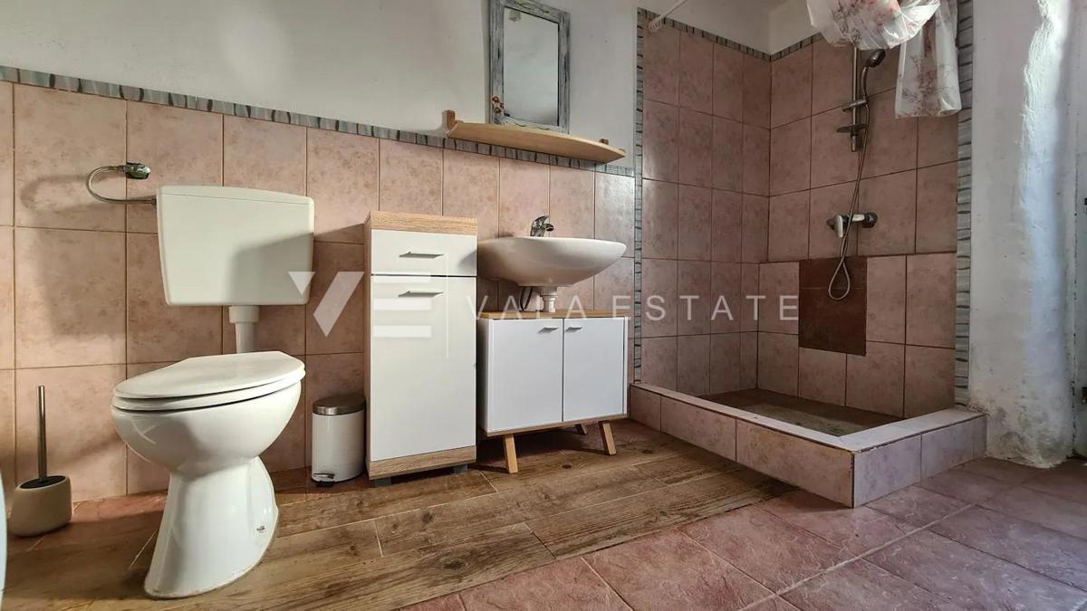 UNICA CASA IN PIETRA RISTRUTTURATA IMMERSA NELLA NATURA