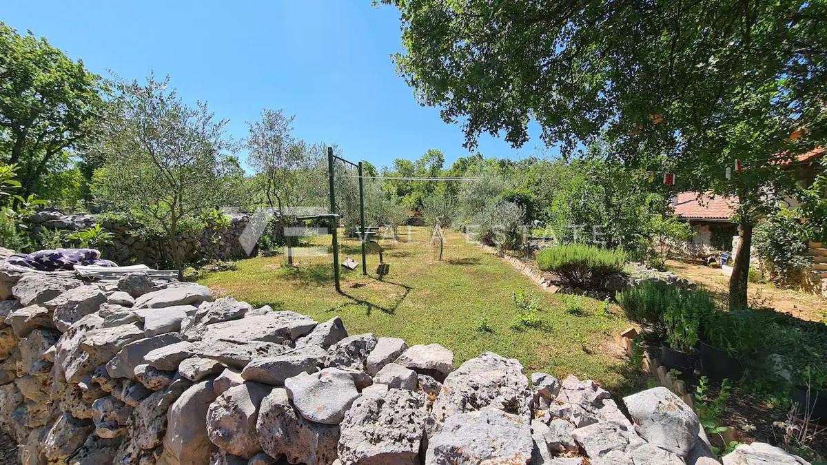 UNICA CASA IN PIETRA RISTRUTTURATA IMMERSA NELLA NATURA