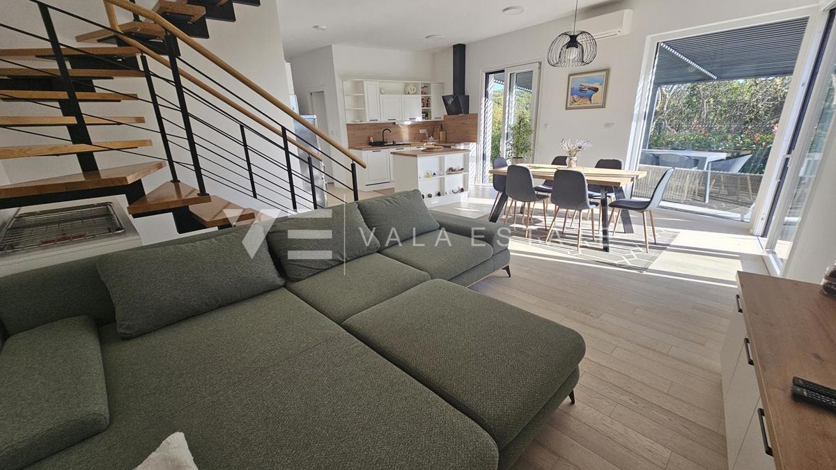 COMODO APPARTAMENTO SU DUE PIANI CON GIARDINO PRIVATO E VISTA MARE