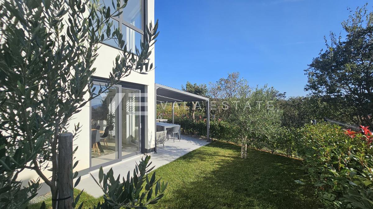 COMODO APPARTAMENTO SU DUE PIANI CON GIARDINO PRIVATO E VISTA MARE