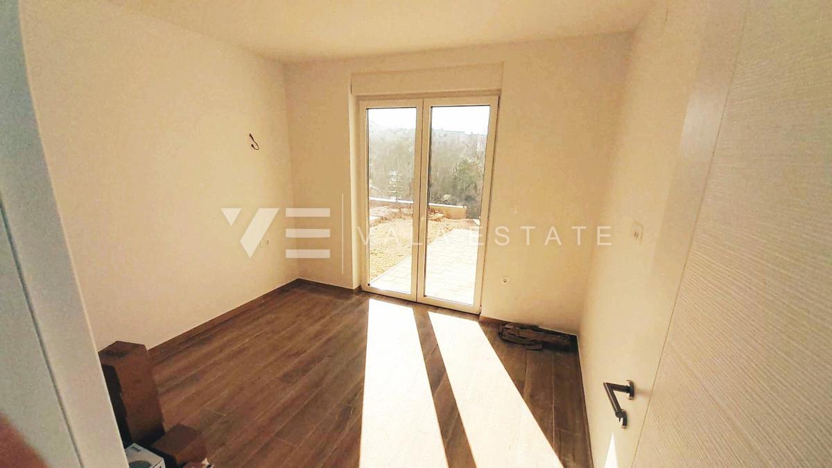 APPARTAMENTO AL PIANO TERRA DI UN NUOVO PALAZZO CON VISTA MARE