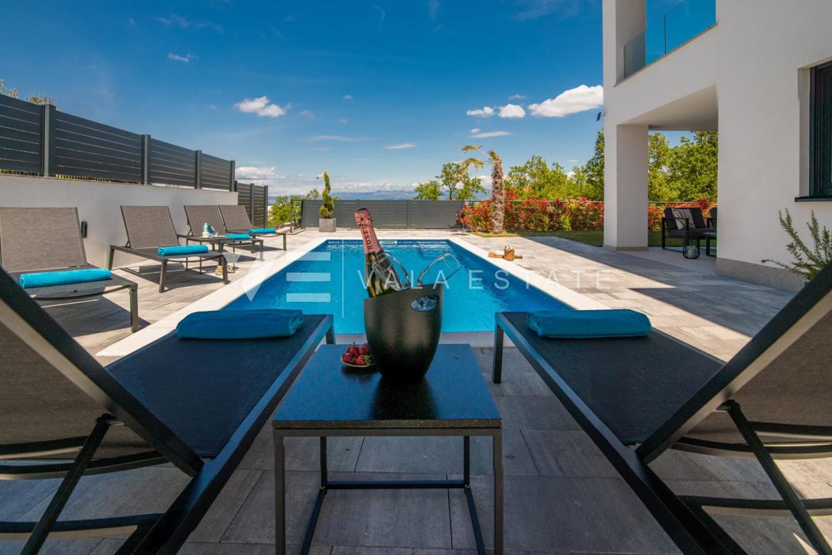 APPARTAMENTO LUSSUOSO CON PISCINA E VISTA MARE