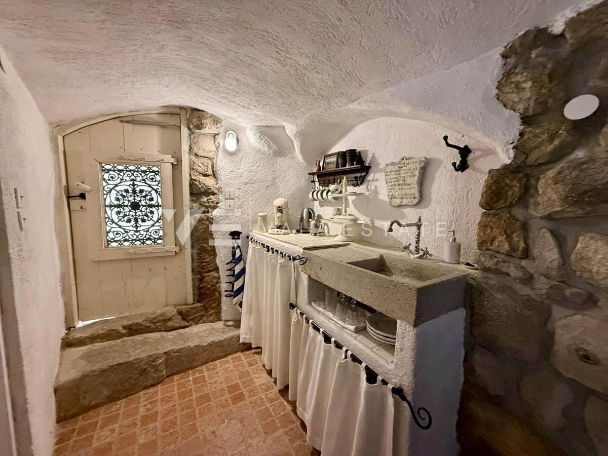 CASA AUTOCTONA IN PIETRA RISTRUTTURATA CON VISTA MARE