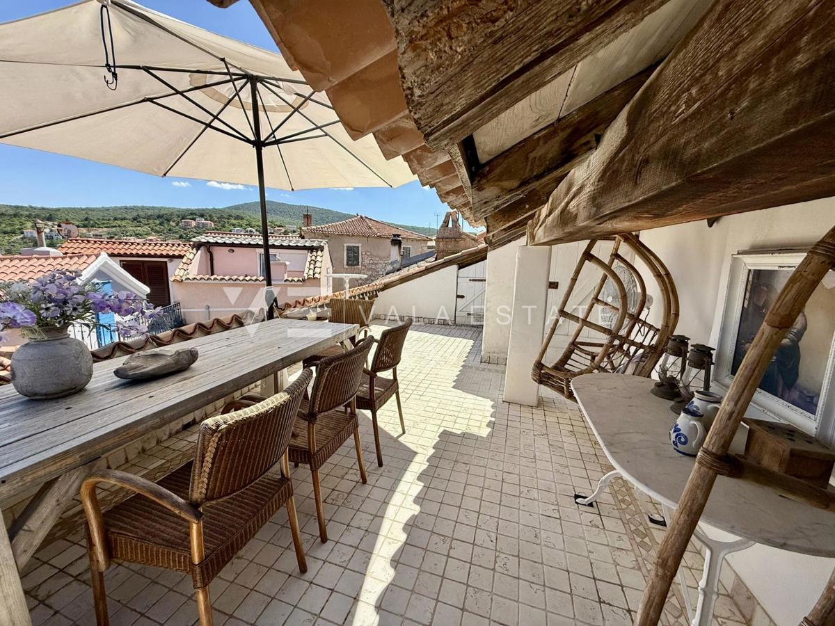 CASA AUTOCTONA IN PIETRA RISTRUTTURATA CON VISTA MARE