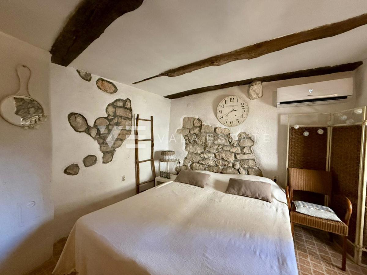 CASA AUTOCTONA IN PIETRA RISTRUTTURATA CON VISTA MARE