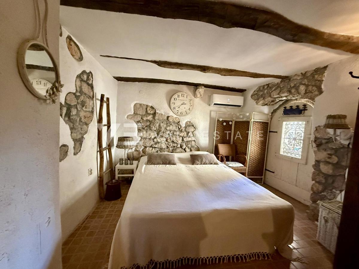 CASA AUTOCTONA IN PIETRA RISTRUTTURATA CON VISTA MARE