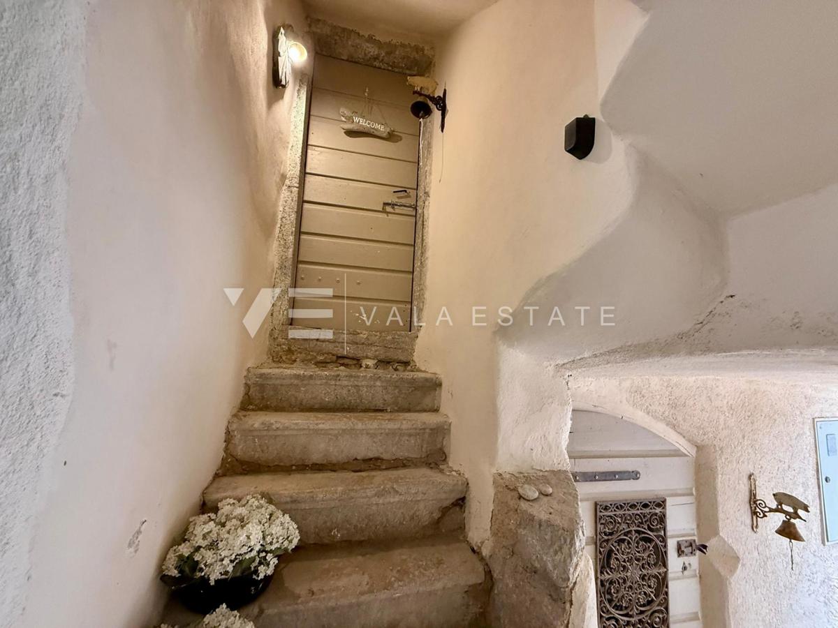 CASA AUTOCTONA IN PIETRA RISTRUTTURATA CON VISTA MARE
