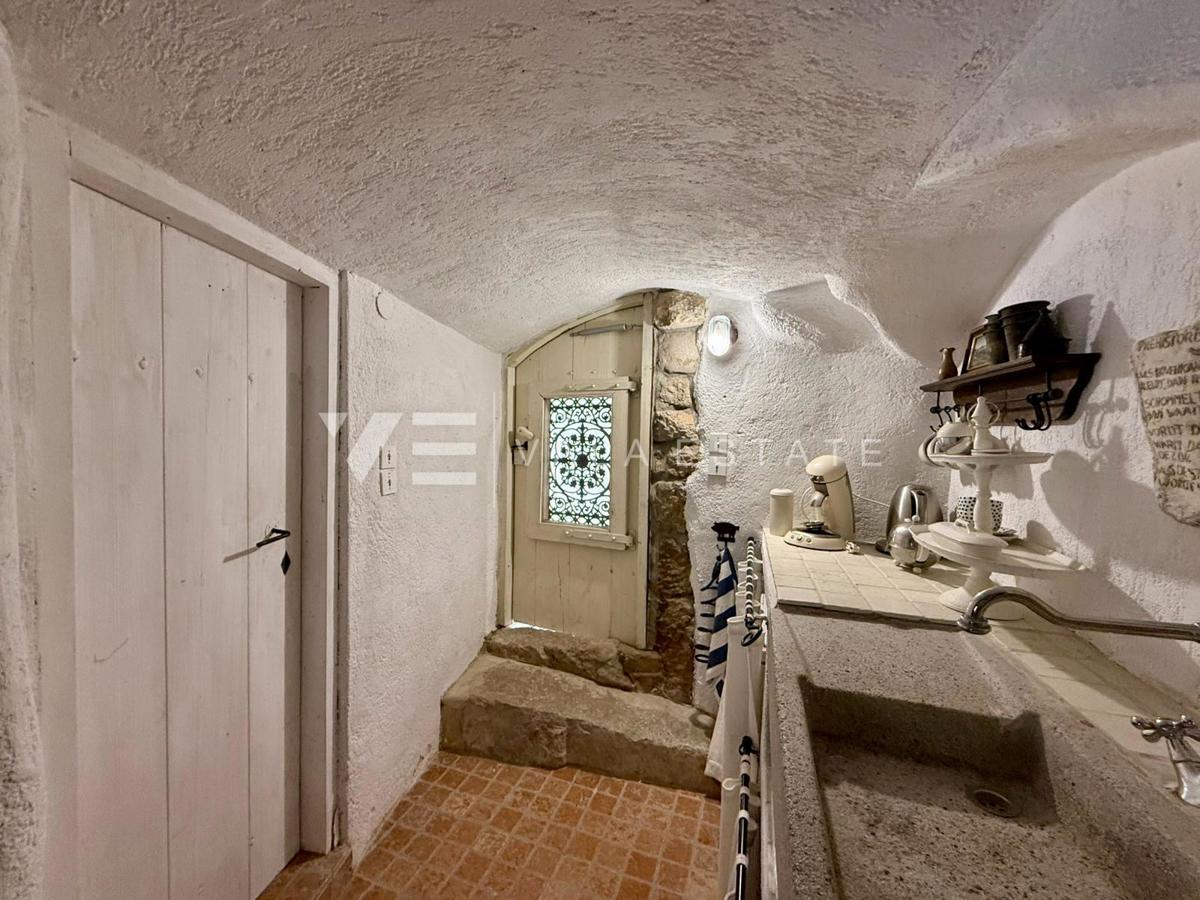 CASA AUTOCTONA IN PIETRA RISTRUTTURATA CON VISTA MARE