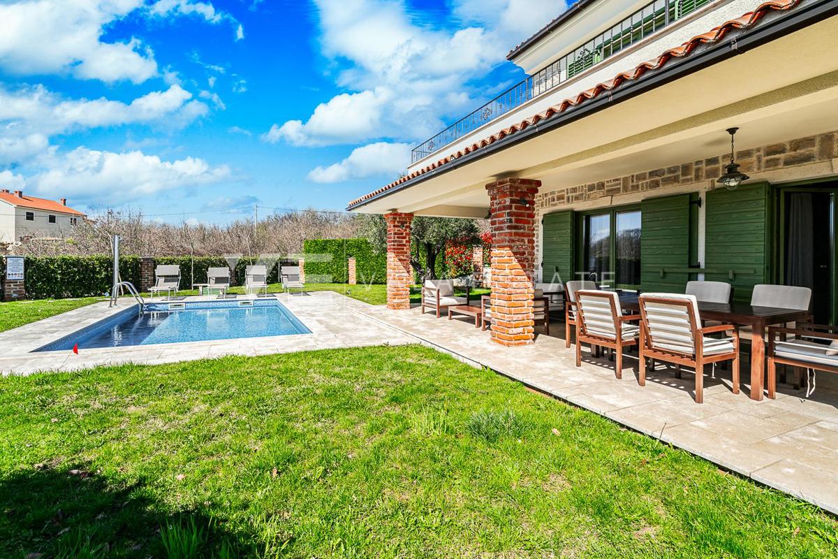 VILLA MEDITERRANEA CON PISCINA IN POSIZIONE TRANQUILLA