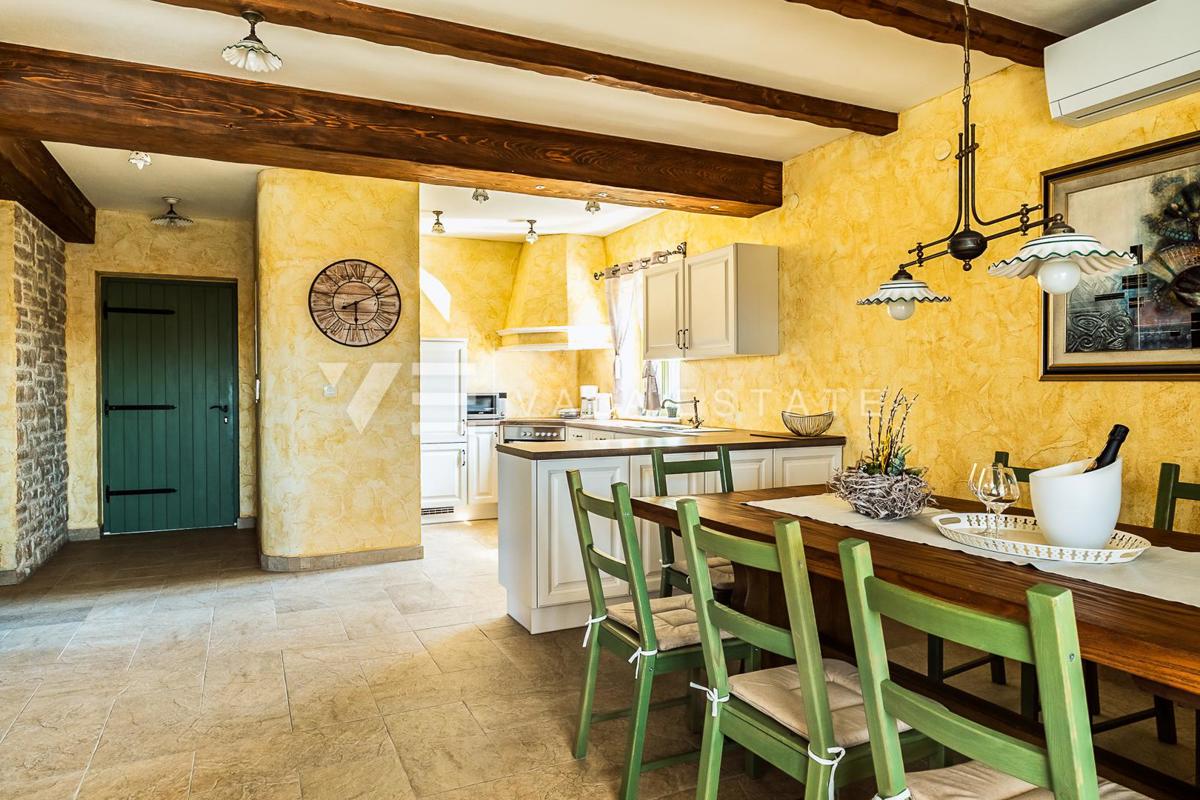 VILLA MEDITERRANEA CON PISCINA IN POSIZIONE TRANQUILLA