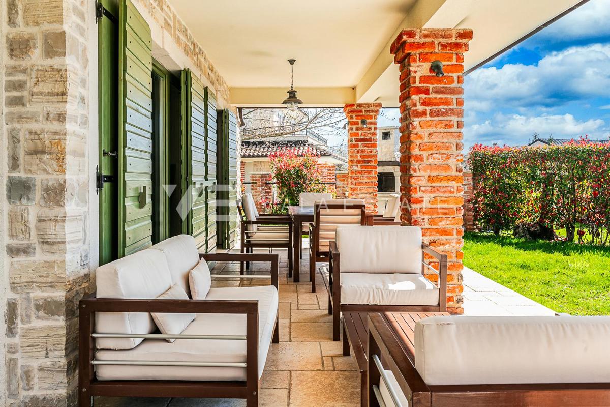 VILLA MEDITERRANEA CON PISCINA IN POSIZIONE TRANQUILLA