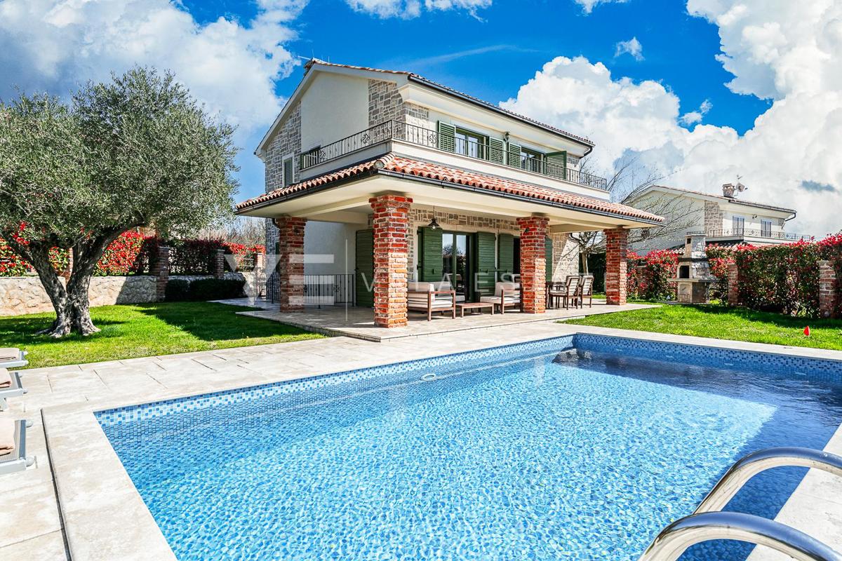 VILLA MEDITERRANEA CON PISCINA IN POSIZIONE TRANQUILLA