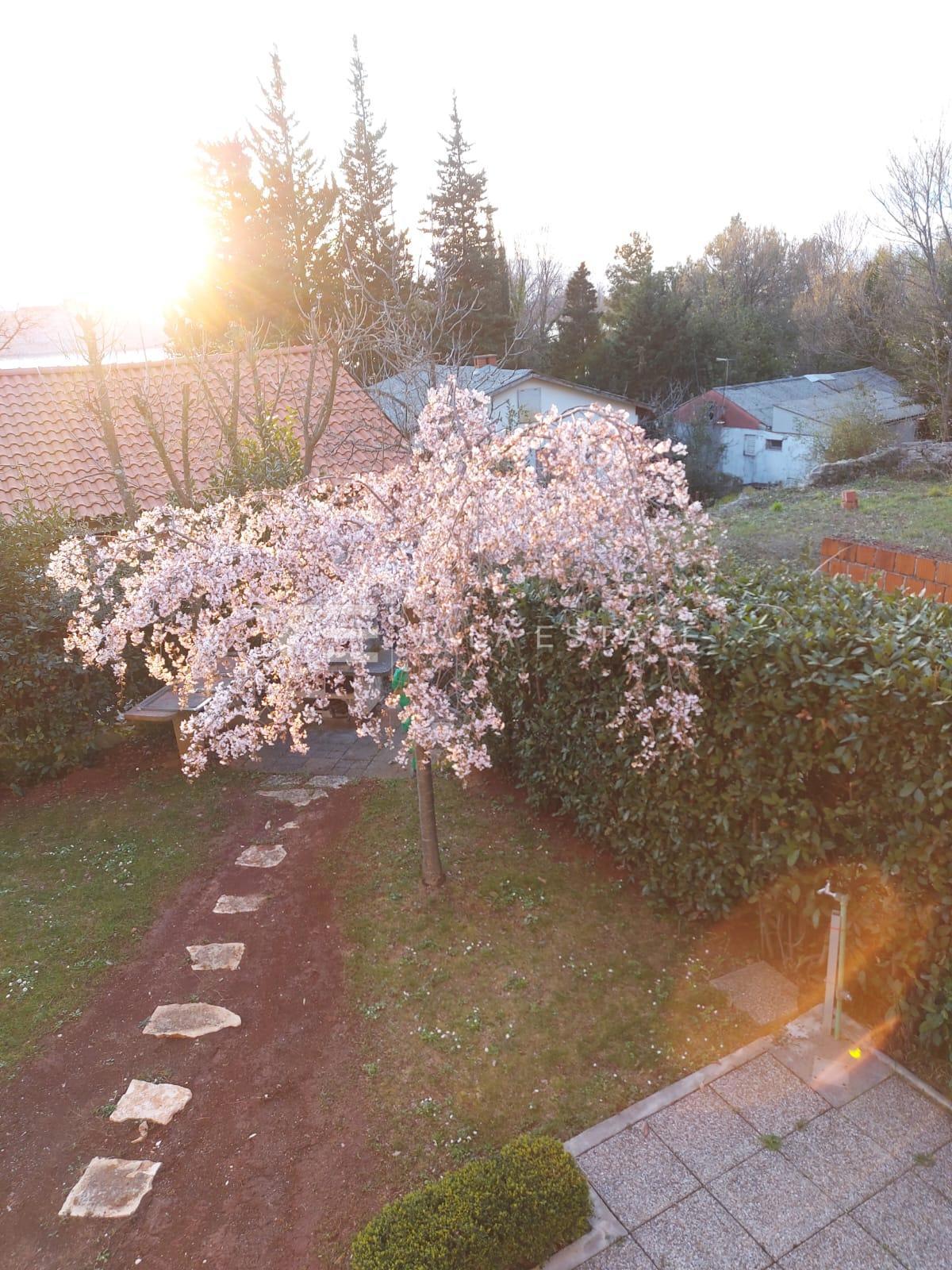 CASA UNIFAMILIARE CON QUATTRO APPARTAMENTI E VISTA MARE
