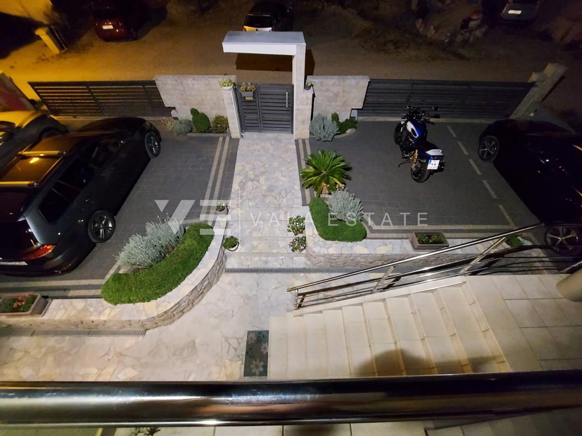 CASA UNIFAMILIARE CON QUATTRO APPARTAMENTI E VISTA MARE