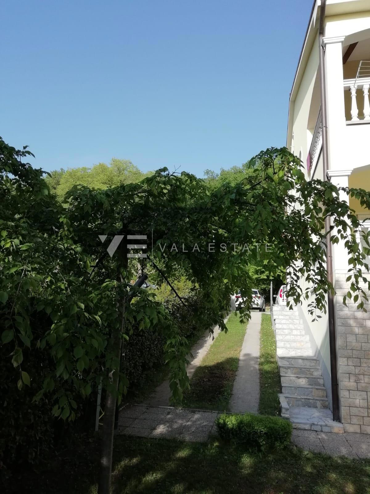 CASA UNIFAMILIARE CON QUATTRO APPARTAMENTI E VISTA MARE