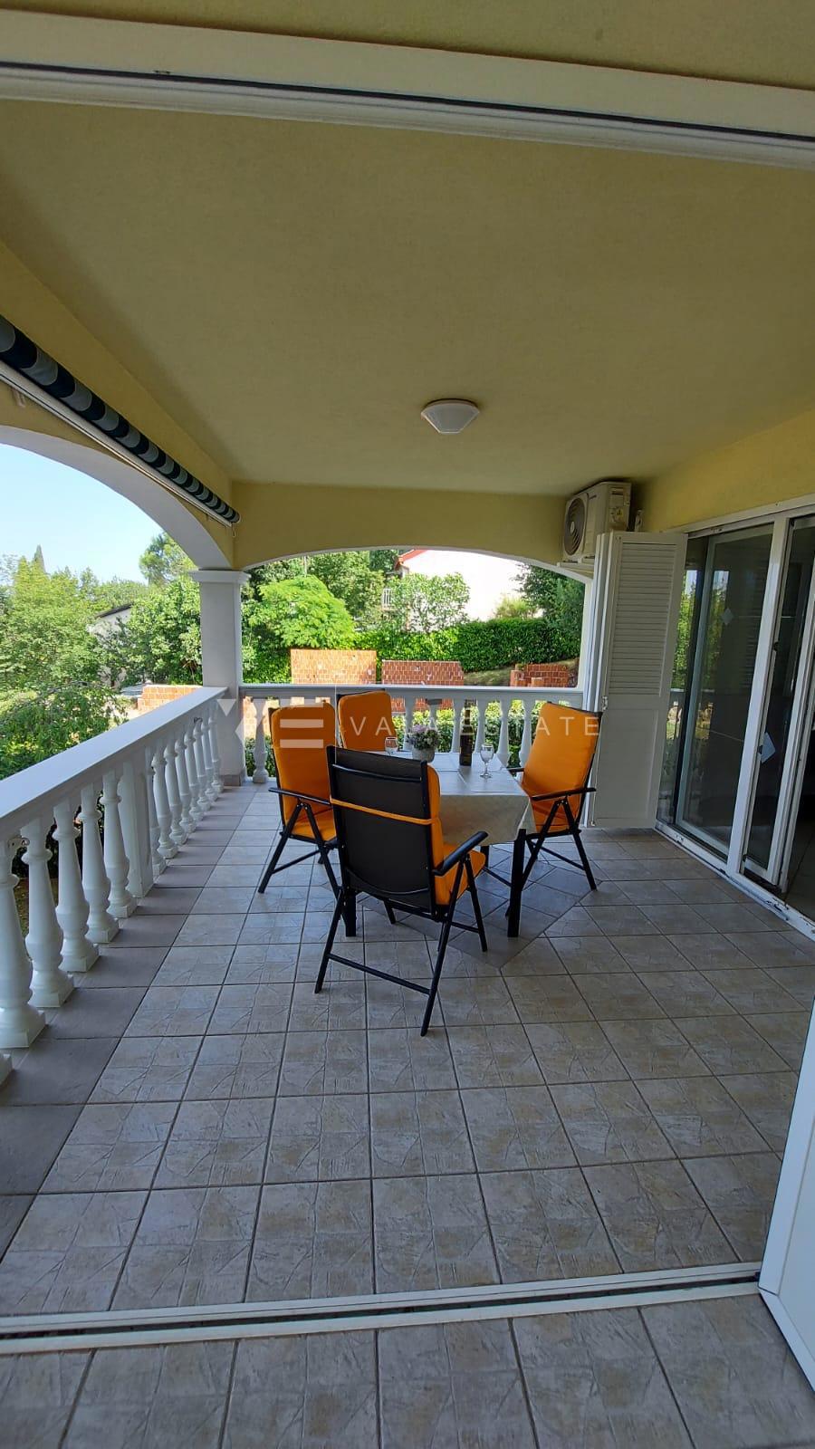 CASA UNIFAMILIARE CON QUATTRO APPARTAMENTI E VISTA MARE