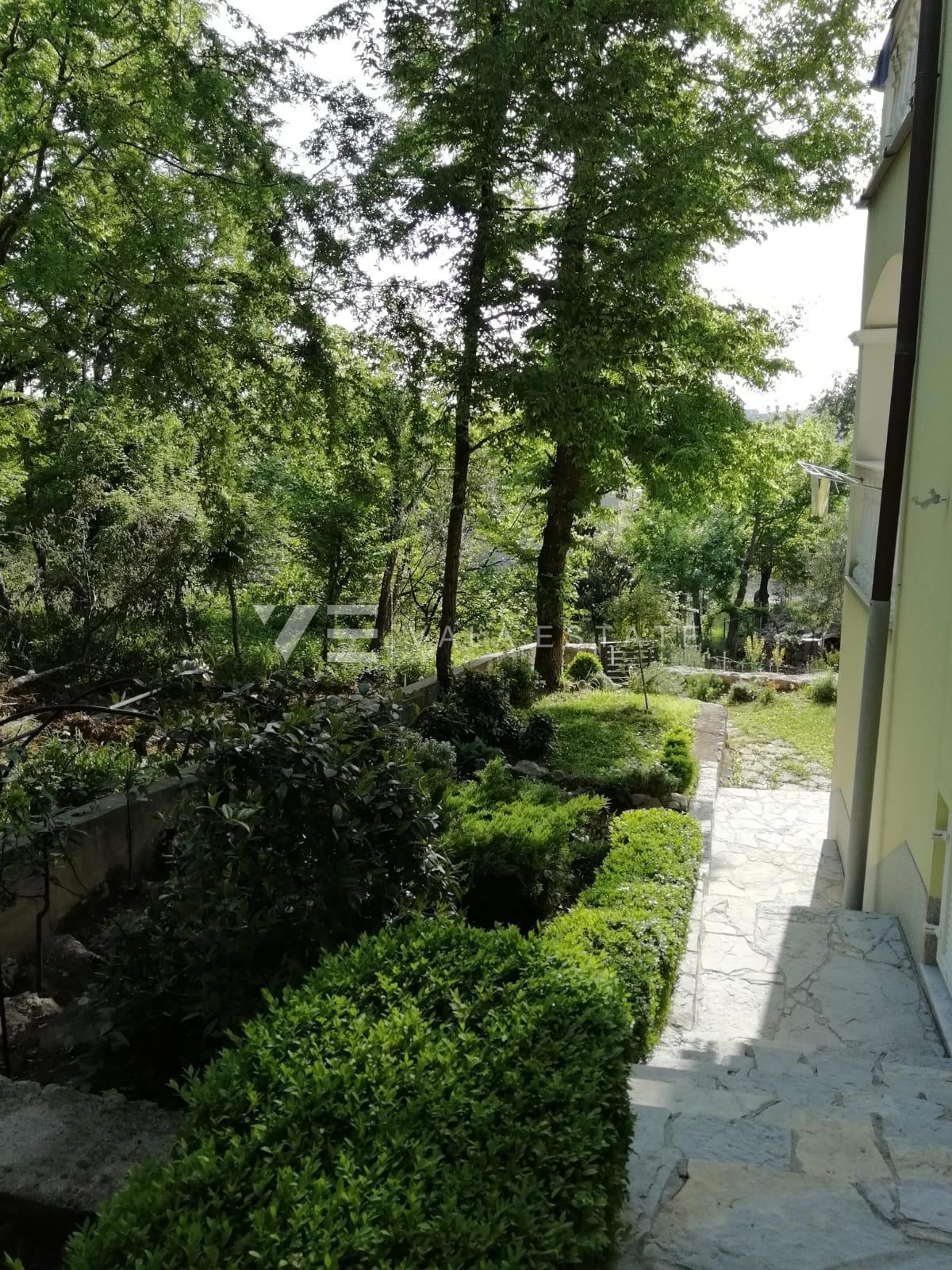 CASA UNIFAMILIARE CON QUATTRO APPARTAMENTI E VISTA MARE