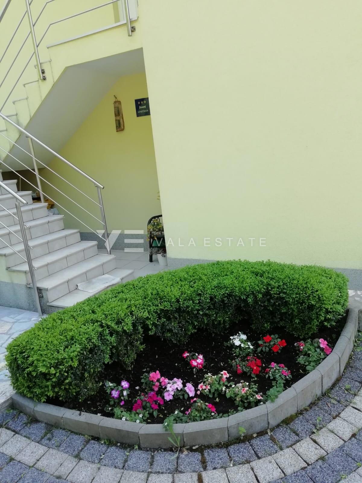 CASA UNIFAMILIARE CON QUATTRO APPARTAMENTI E VISTA MARE