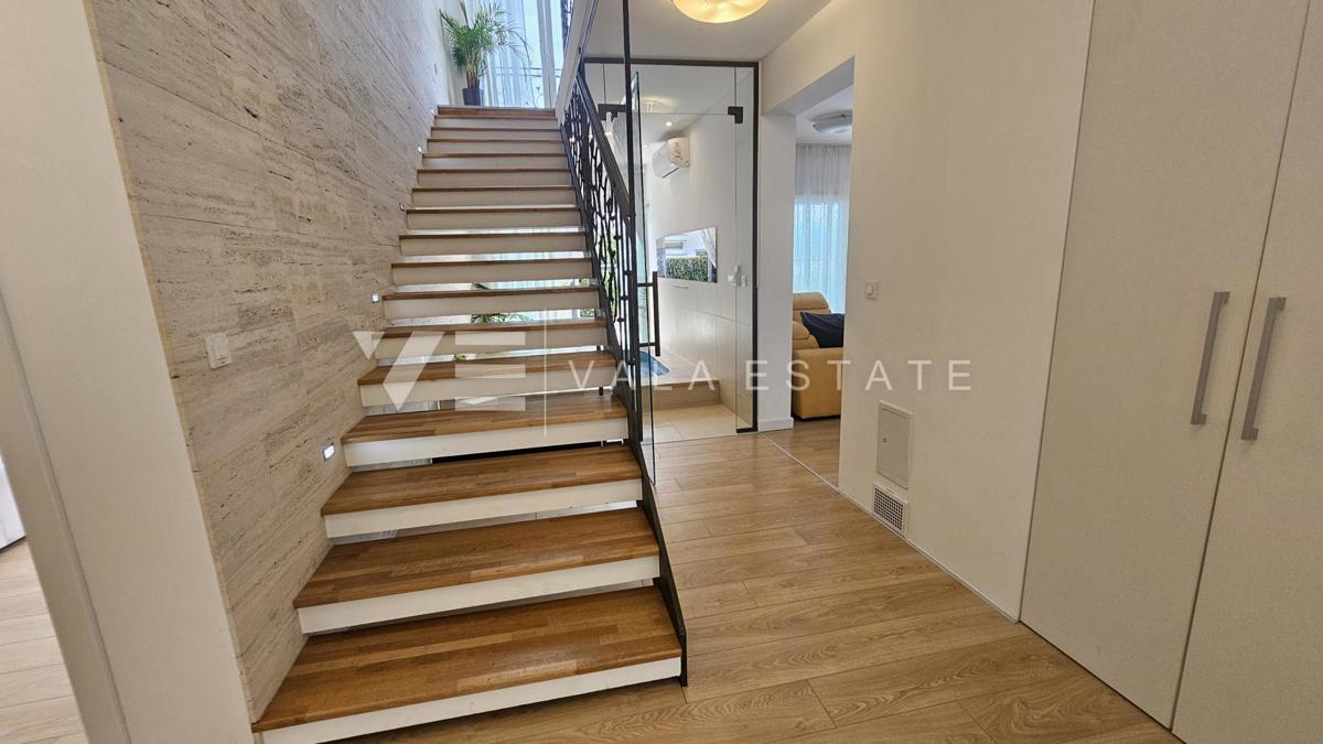 ELEGANTE VILLA MODERNA CON PISCINA E VISTA MARE