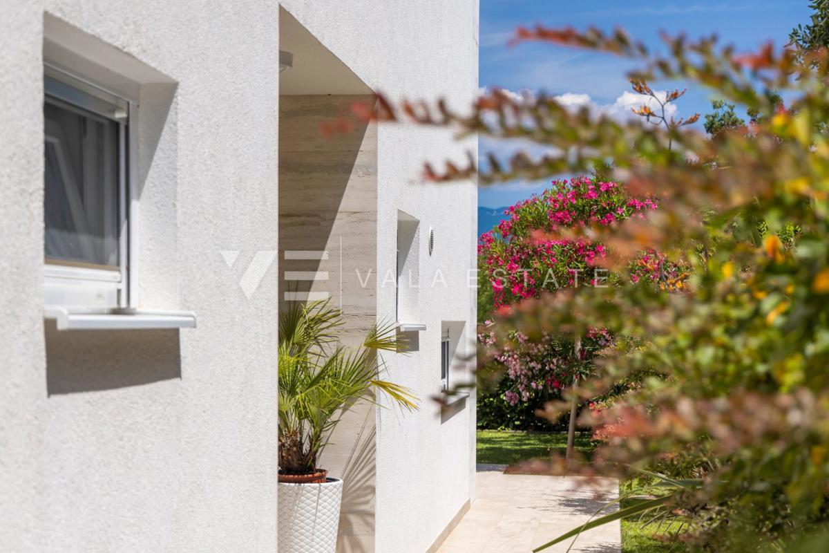 ELEGANTE VILLA MODERNA CON PISCINA E VISTA MARE