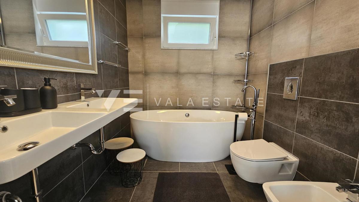 ELEGANTE VILLA MODERNA CON PISCINA E VISTA MARE