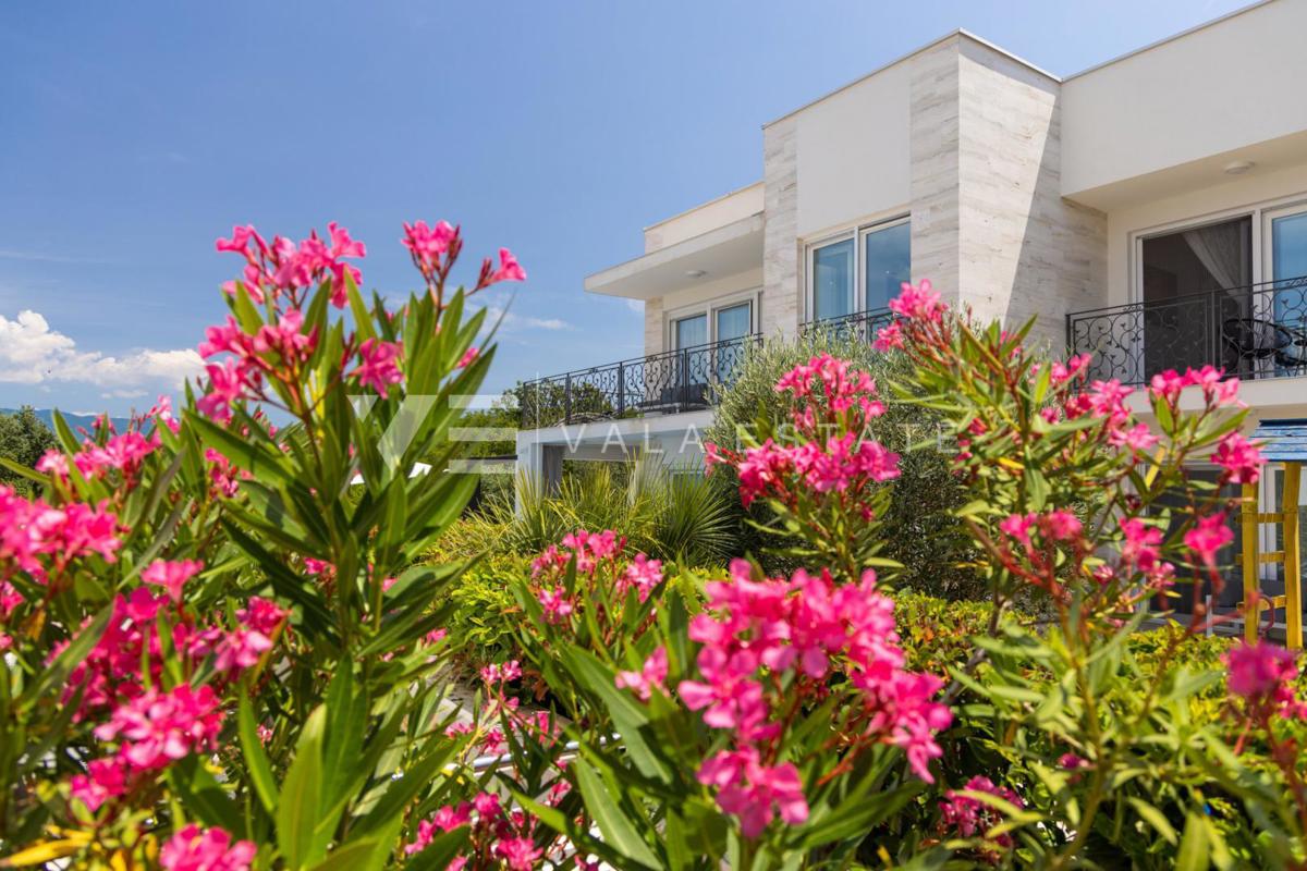 ELEGANTE VILLA MODERNA CON PISCINA E VISTA MARE