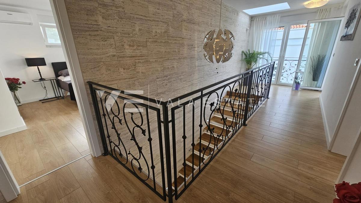 ELEGANTE VILLA MODERNA CON PISCINA E VISTA MARE