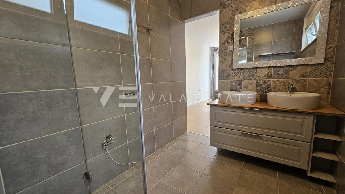 ELEGANTE VILLA MODERNA CON PISCINA E VISTA MARE