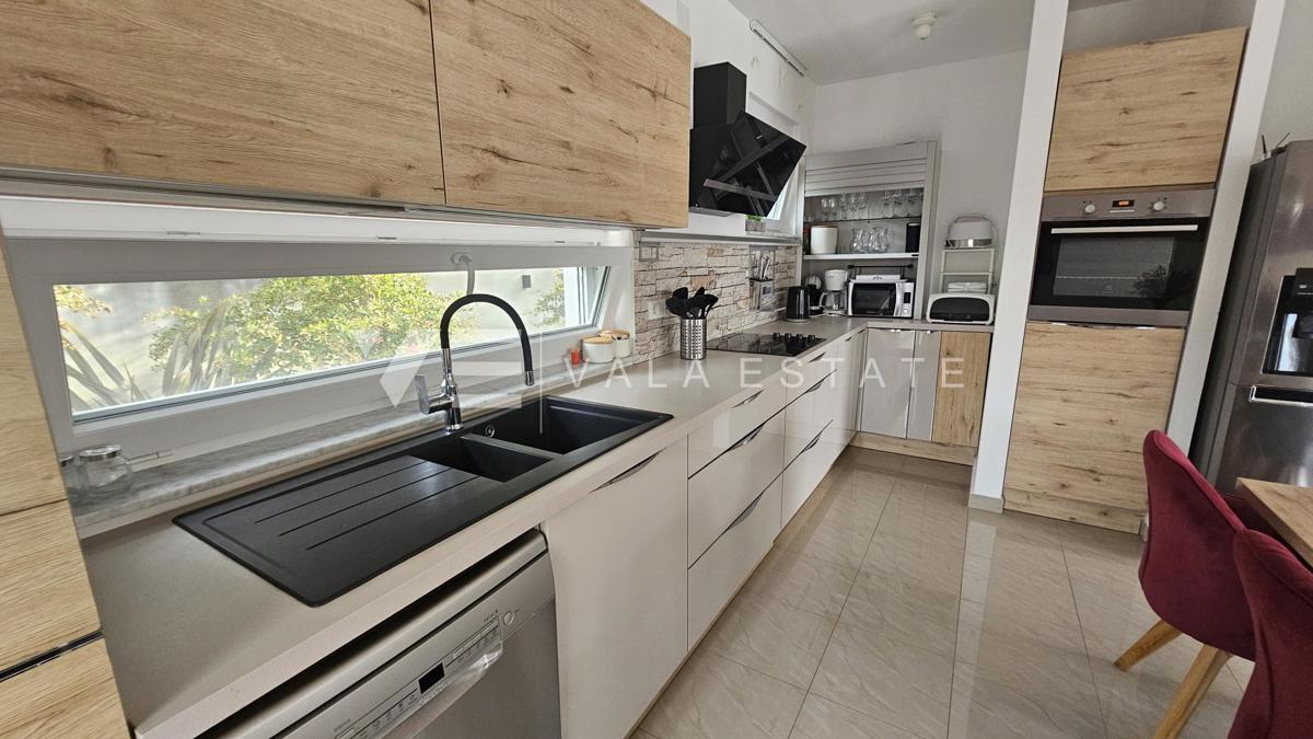 ELEGANTE VILLA MODERNA CON PISCINA E VISTA MARE