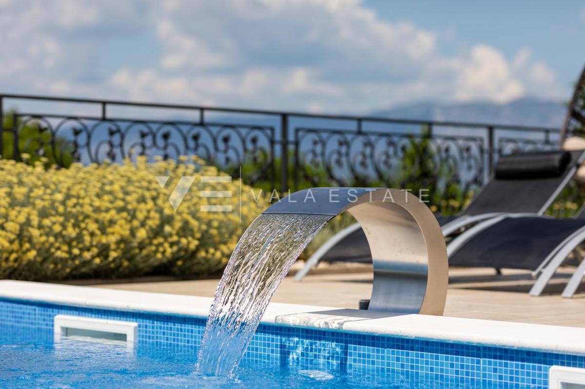 ELEGANTE VILLA MODERNA CON PISCINA E VISTA MARE