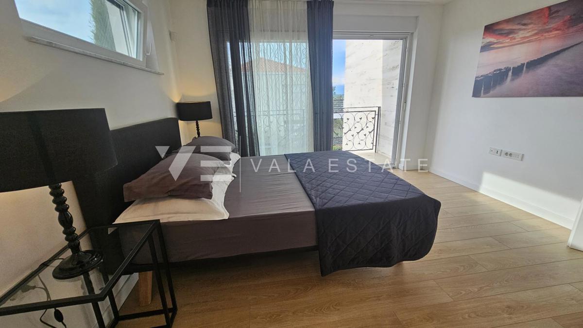 ELEGANTE VILLA MODERNA CON PISCINA E VISTA MARE