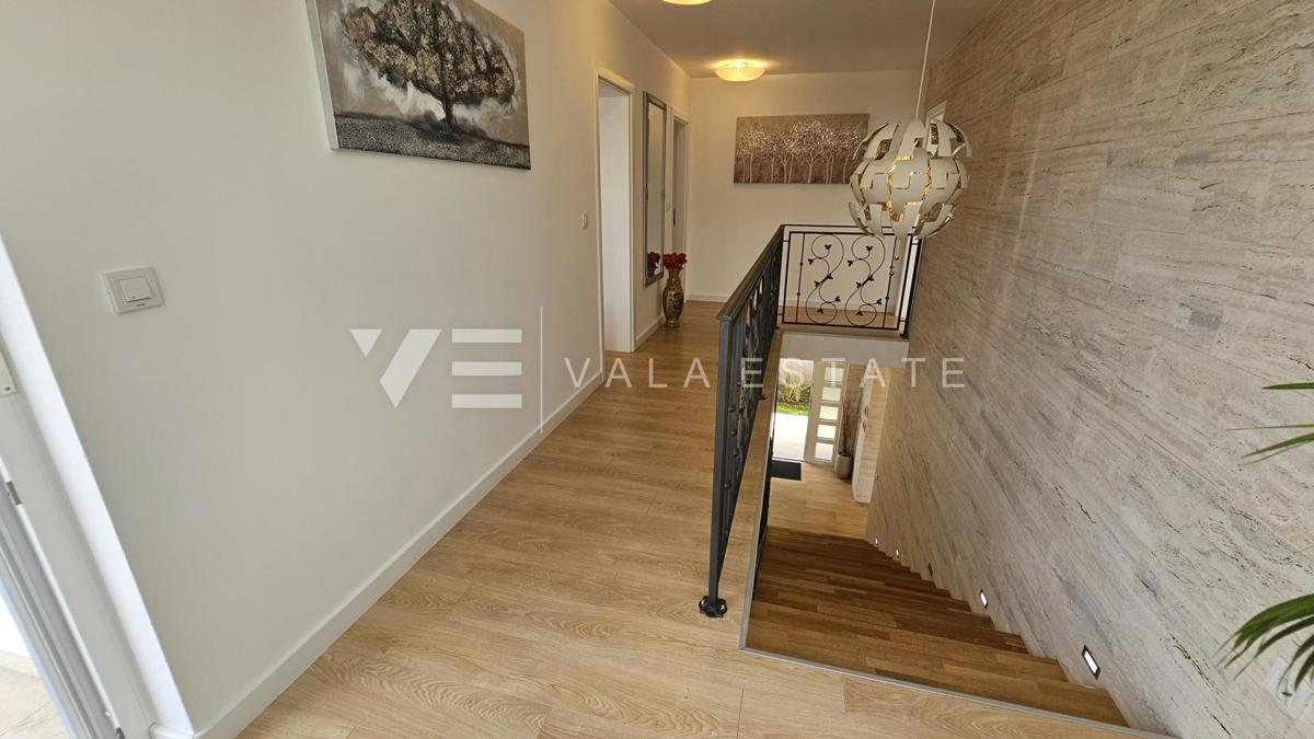 ELEGANTE VILLA MODERNA CON PISCINA E VISTA MARE