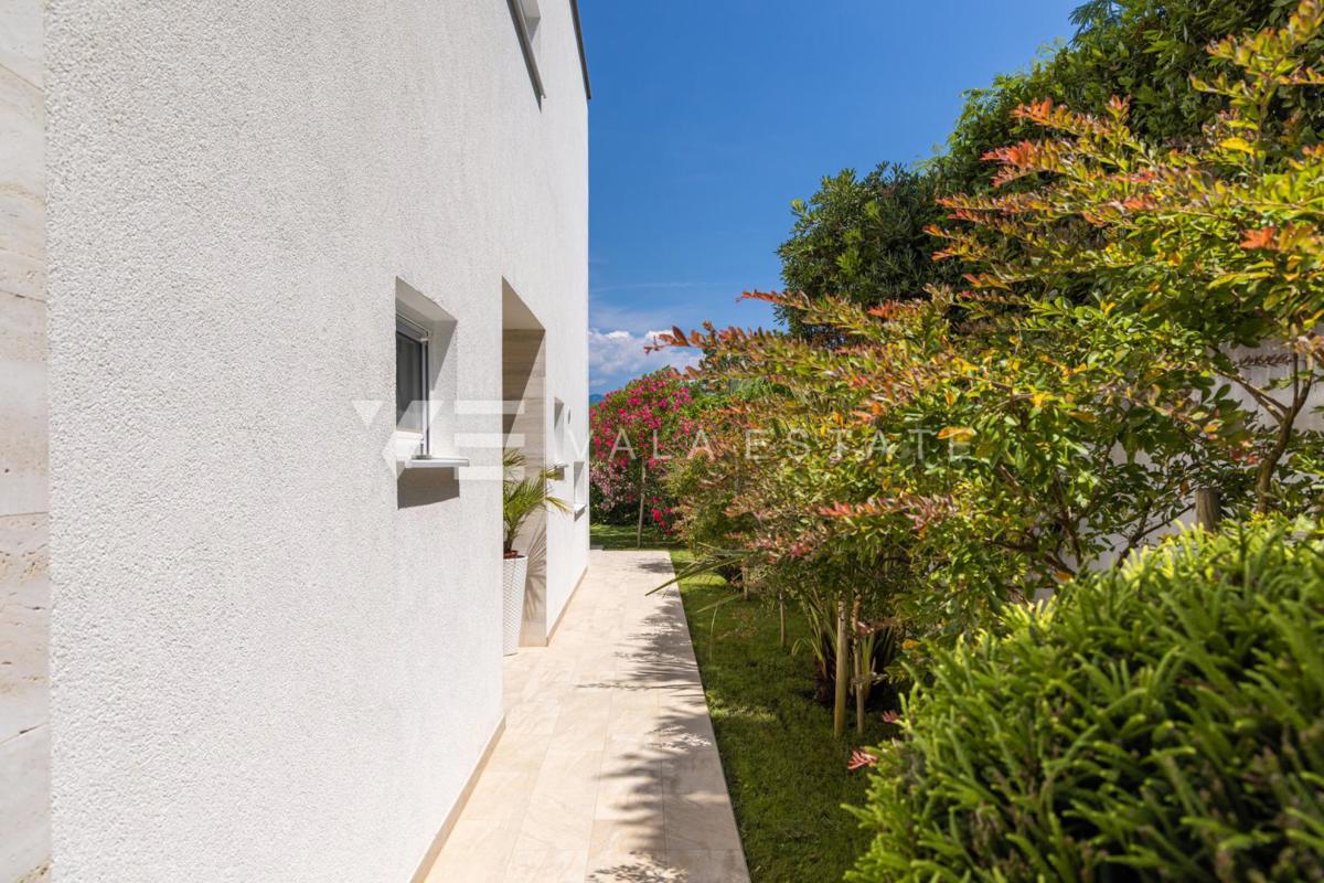 ELEGANTE VILLA MODERNA CON PISCINA E VISTA MARE