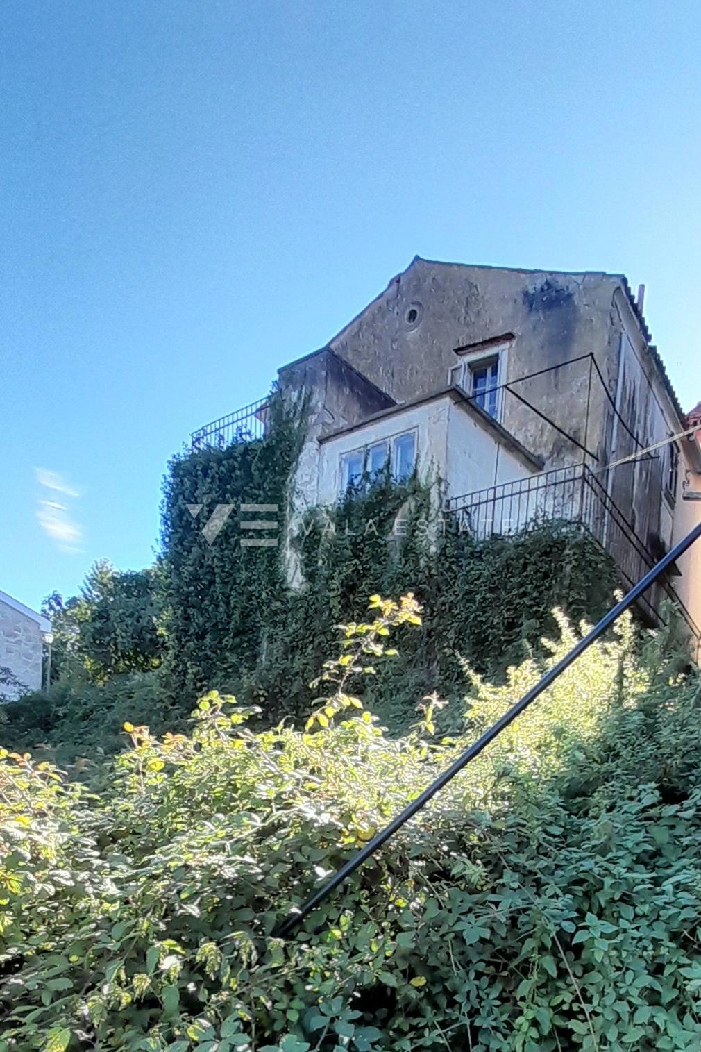 EDIFICIO ANTICO DA RISTRUTTURARE CON GRANDE POTENZIALE