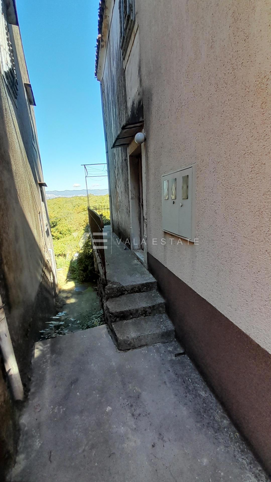 EDIFICIO ANTICO DA RISTRUTTURARE CON GRANDE POTENZIALE