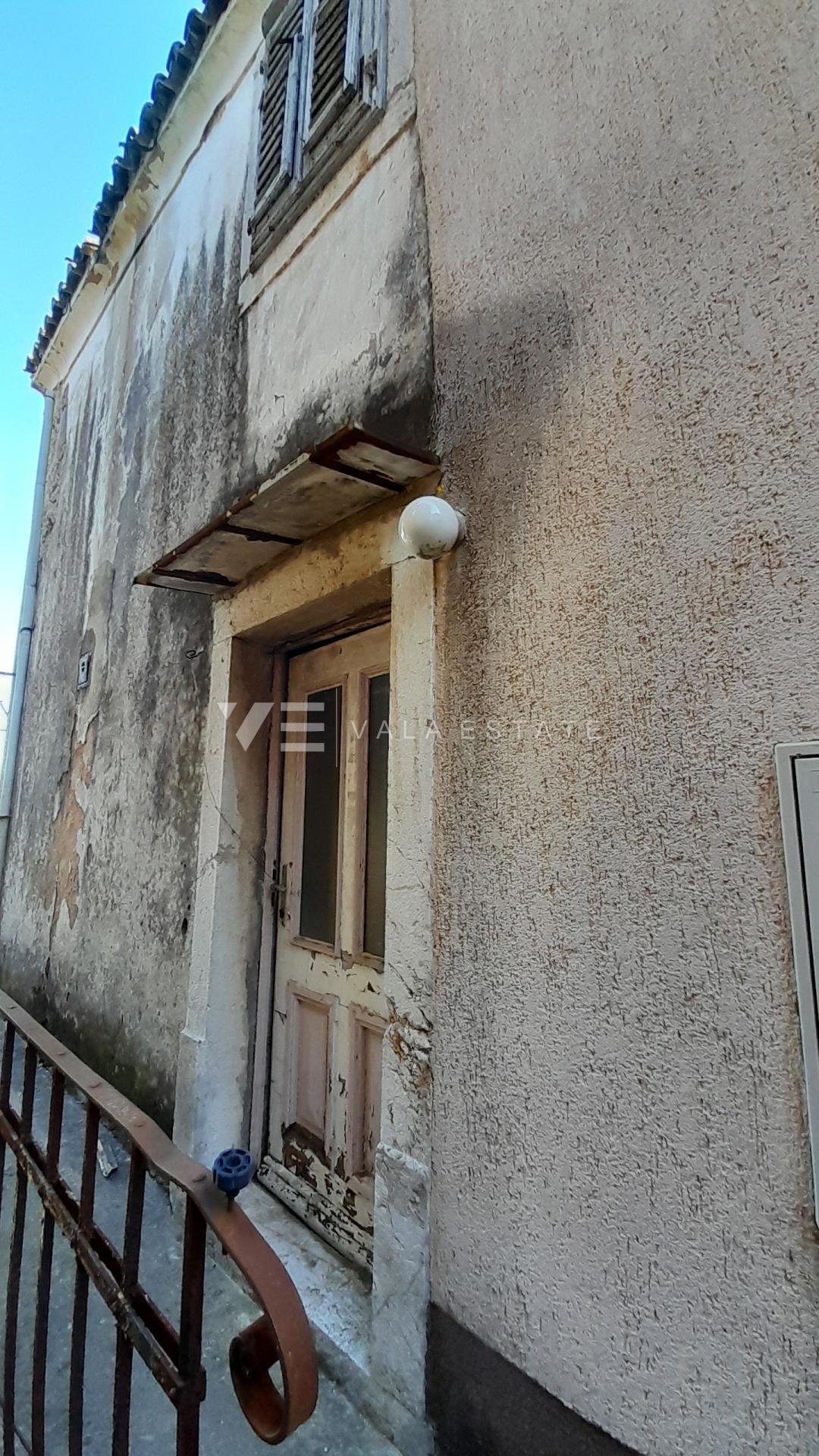 EDIFICIO ANTICO DA RISTRUTTURARE CON GRANDE POTENZIALE