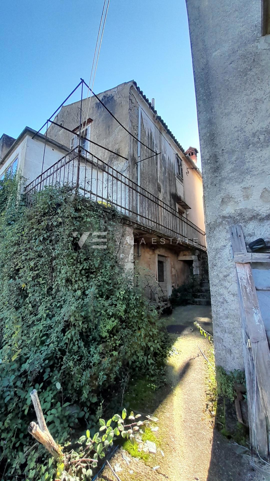 EDIFICIO ANTICO DA RISTRUTTURARE CON GRANDE POTENZIALE