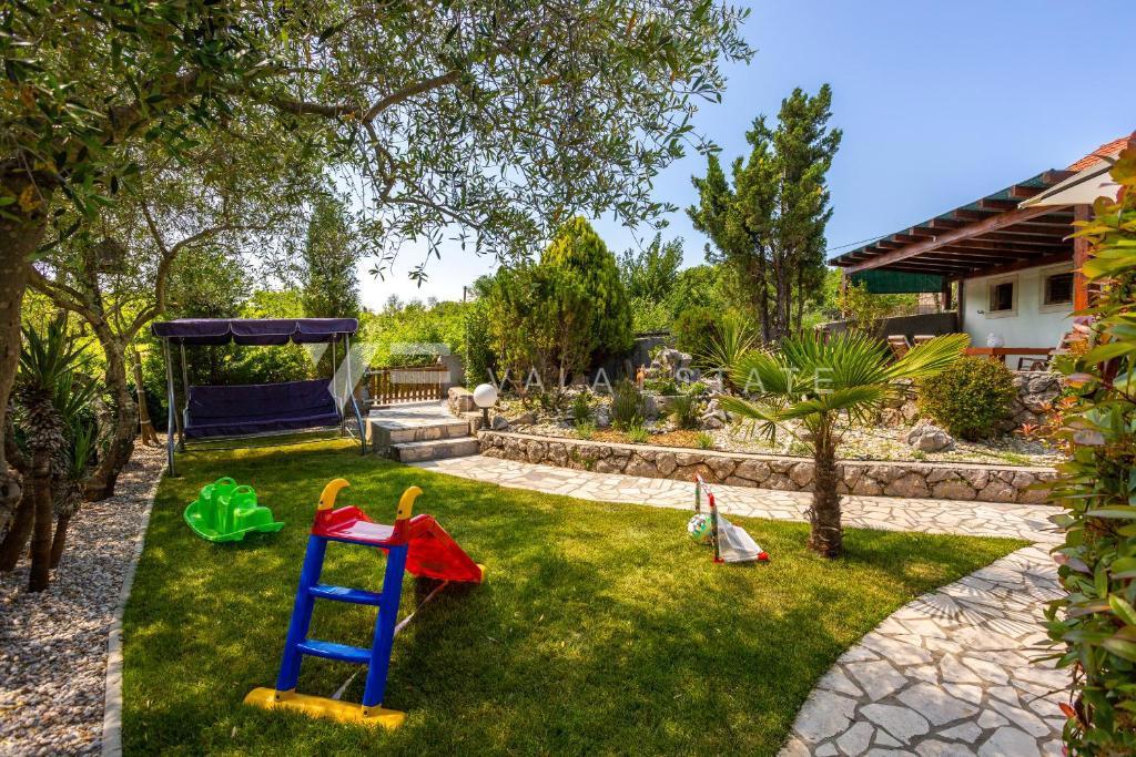 DUE CASE IN PIETRA CON PISCINA IN POSIZIONE TRANQUILLA