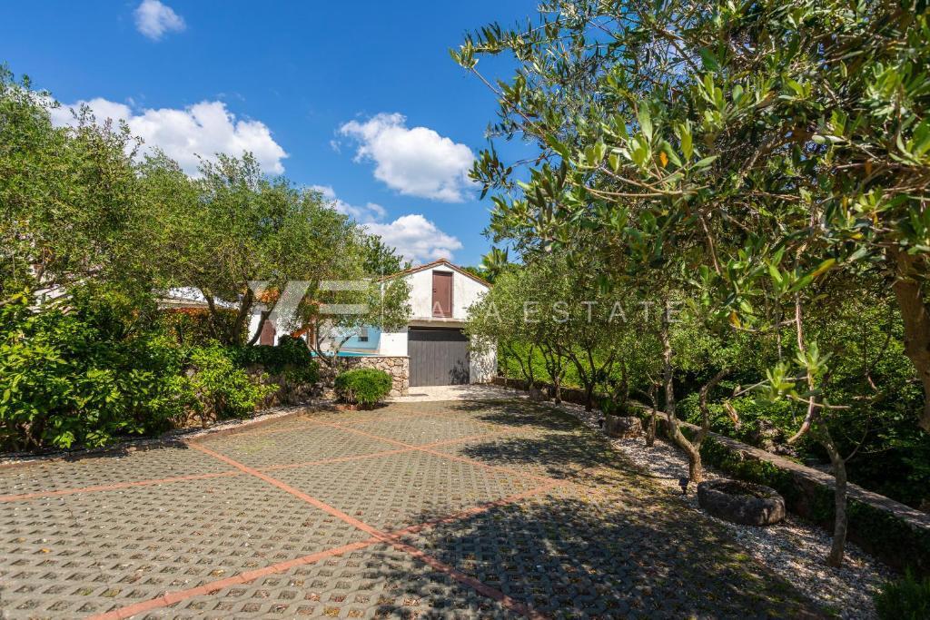 DUE CASE IN PIETRA CON PISCINA IN POSIZIONE TRANQUILLA