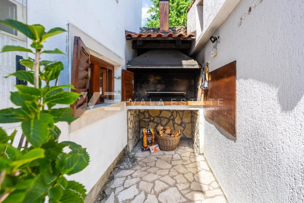 DUE CASE IN PIETRA CON PISCINA IN POSIZIONE TRANQUILLA