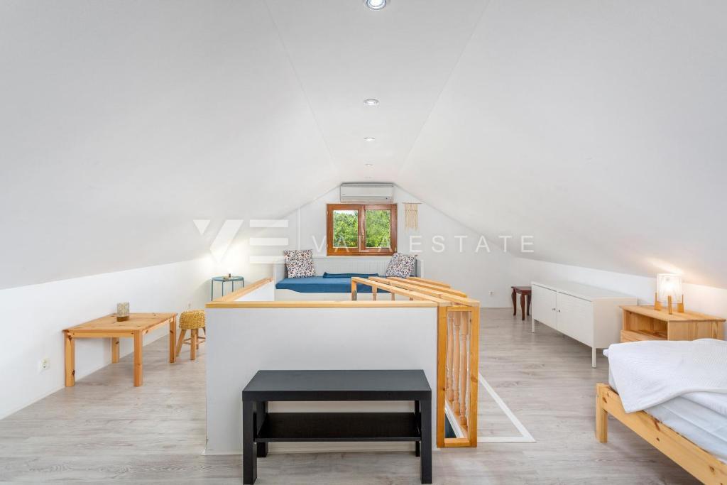 DUE CASE IN PIETRA CON PISCINA IN POSIZIONE TRANQUILLA