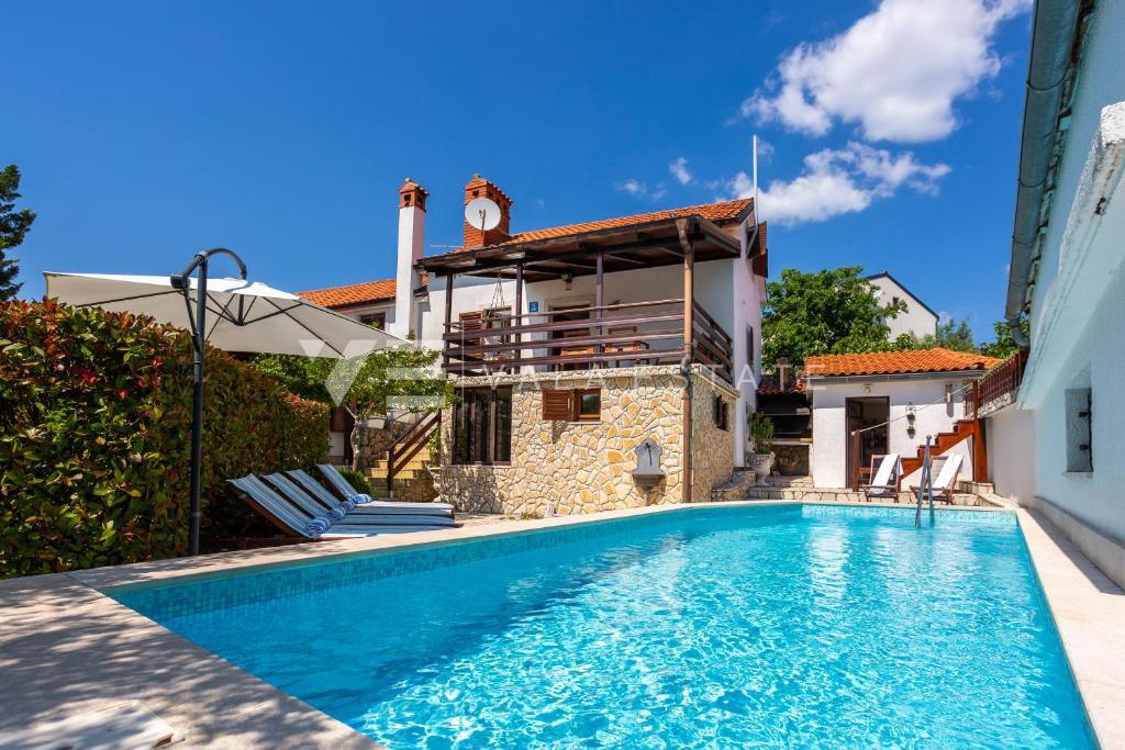 DUE CASE IN PIETRA CON PISCINA IN POSIZIONE TRANQUILLA