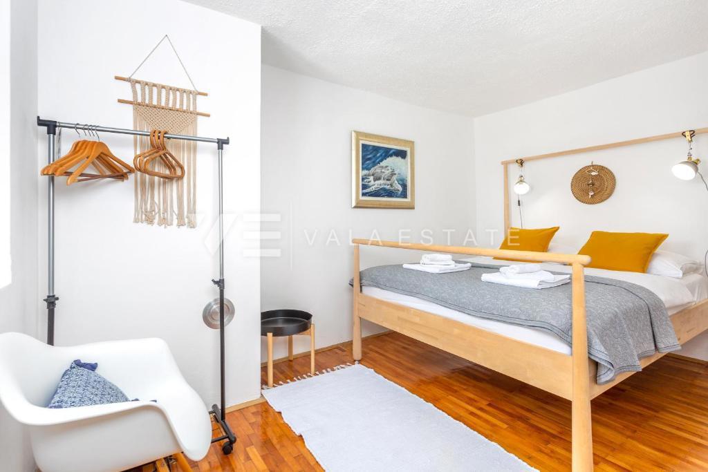 DUE CASE IN PIETRA CON PISCINA IN POSIZIONE TRANQUILLA