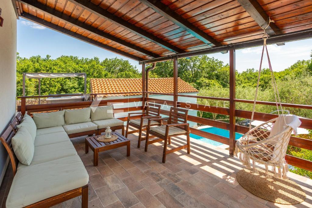 DUE CASE IN PIETRA CON PISCINA IN POSIZIONE TRANQUILLA