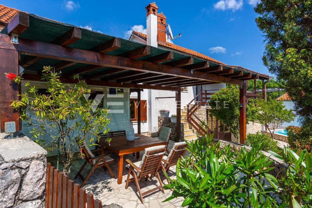 DUE CASE IN PIETRA CON PISCINA IN POSIZIONE TRANQUILLA