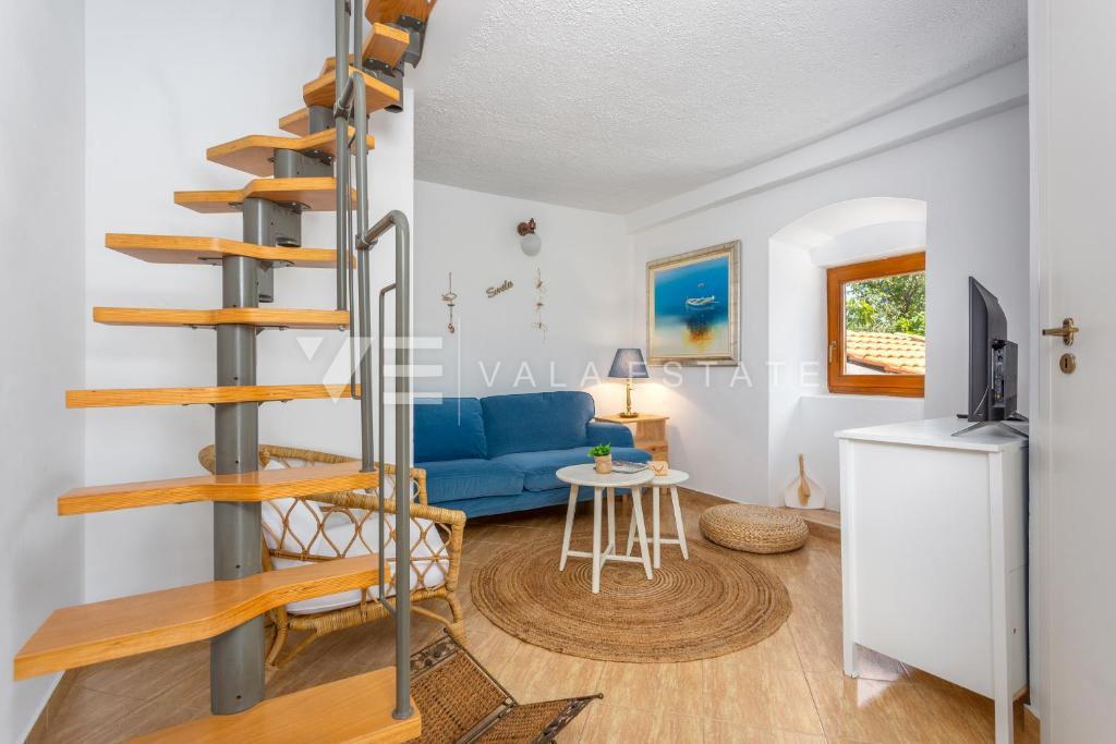 DUE CASE IN PIETRA CON PISCINA IN POSIZIONE TRANQUILLA