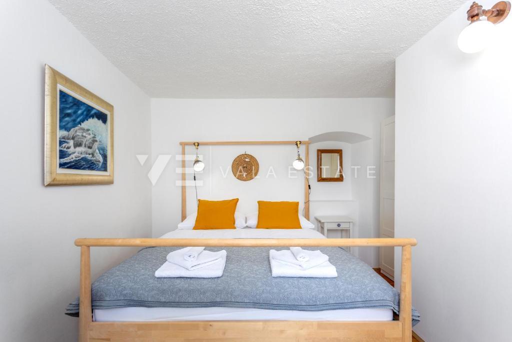 DUE CASE IN PIETRA CON PISCINA IN POSIZIONE TRANQUILLA